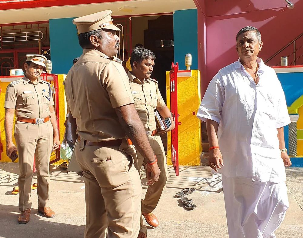 கந்துவட்டிப் புகார்... கைமாறிய பத்திரங்கள்... சர்ச்சையை கிளப்பும் திருச்சி விவகாரம்!