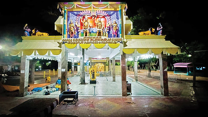 `வாழ்க்கை செழிக்க
அருள்வாக்கு தருவார்
சிறுமளஞ்சி ஒற்றைப்பனை ஶ்ரீசுடலையாண்டவர்!!'