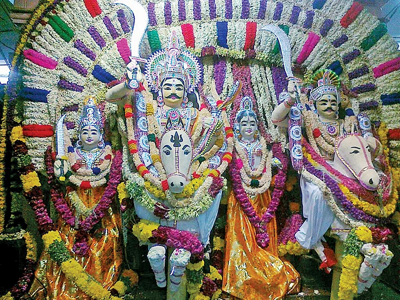 `வாழ்க்கை செழிக்க
அருள்வாக்கு தருவார்
சிறுமளஞ்சி ஒற்றைப்பனை ஶ்ரீசுடலையாண்டவர்!!'