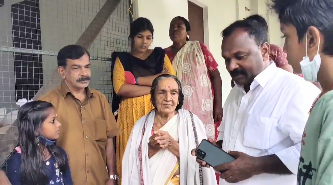 சந்திரமதி அம்மாவை பாராட்டும்
ஊர் மக்கள்