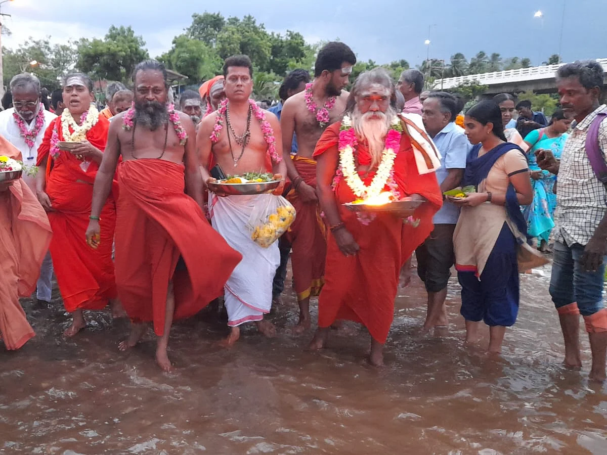 கரூர்: கங்கா ஆரத்தி தெரியும், அமராவதி ஆரத்தி தெரியுமா? ஆற்றுக்கு ஆரத்தி எடுத்து வணங்கிய ஊர் மக்கள்!