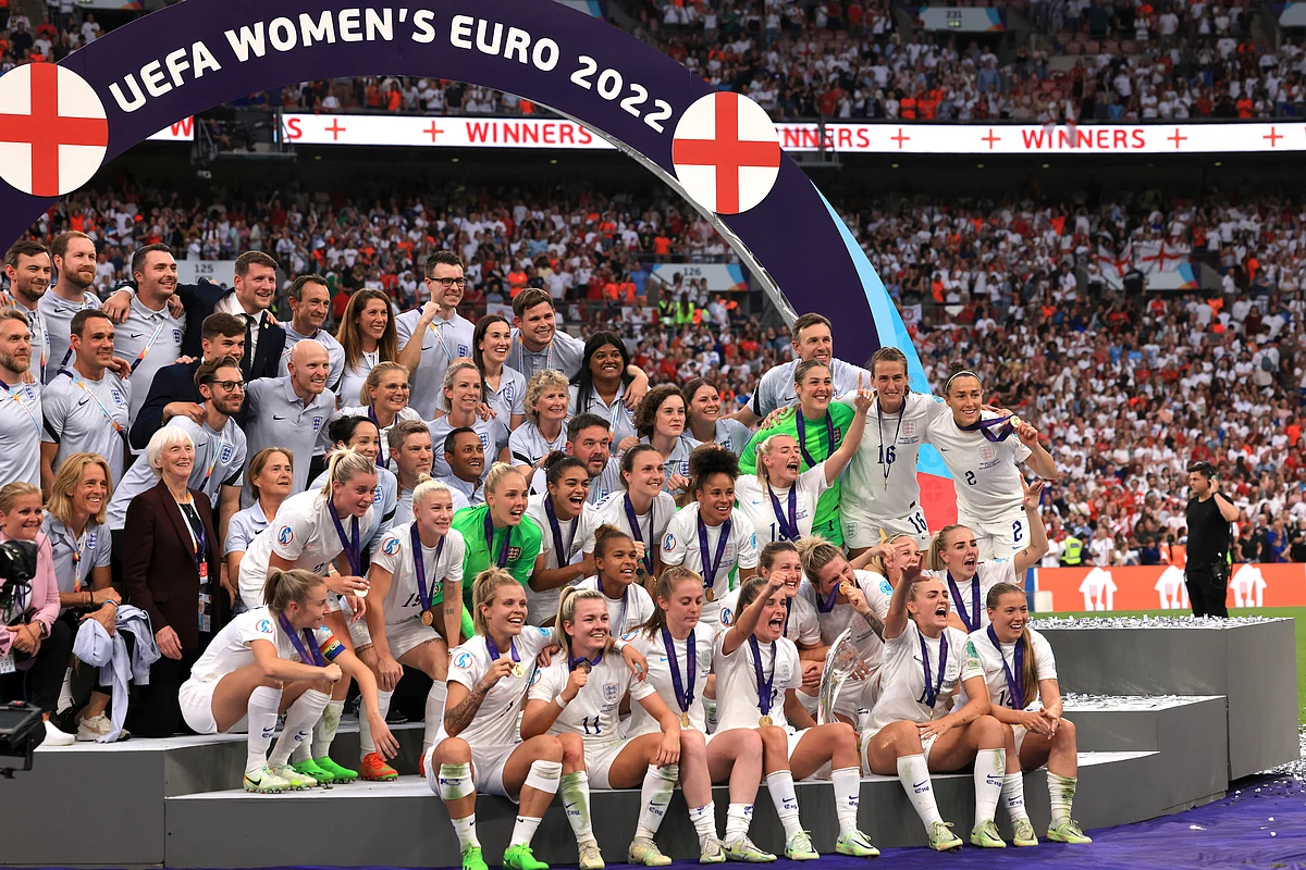 UEFA கோப்பையுடன் இங்கிலாந்து அணி