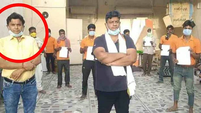 தொழிலாளர்களுடன் பப்பன் சிங் கெலாட்