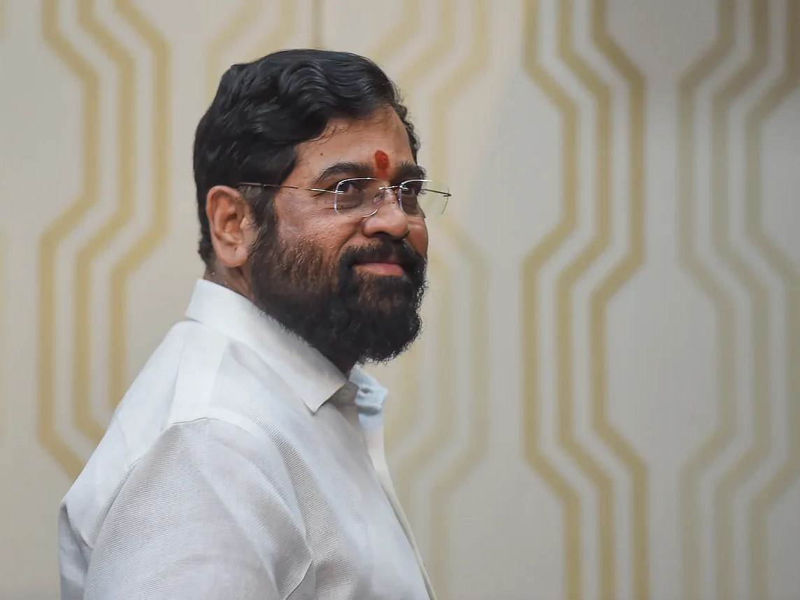 அமைச்சரவை இல்லாமல் முடங்கிய மகாராஷ்டிரா: அமைச்சர்களின் அதிகாரத்தை அதிகாரிகளிடம் ஒப்படைத்த முதல்வர்!
