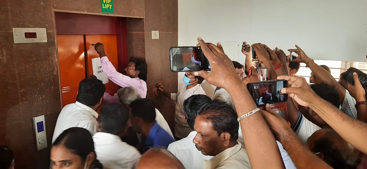 கரூர்: அமைச்சர்கள் நிகழ்ச்சி; ஸ்ட்ரக்கான லிஃப்ட்டில் சிக்கிக்கொண்ட மக்கள்! -  மீட்கப்பட்டது எப்படி?