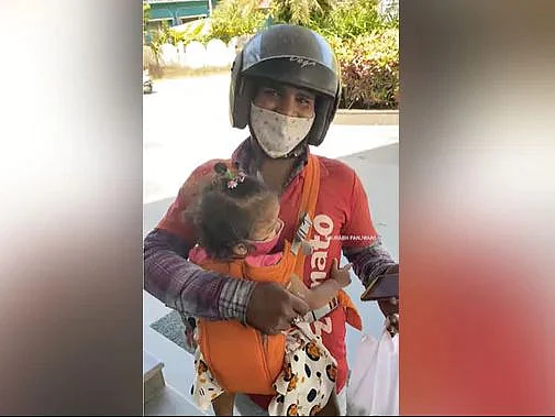 `தோளில் ஒரு குழந்தை; பைக்கில் ஒரு குழந்தை' - வெயிலில் குழந்தைகளோடு வேலை செய்யும் டெலிவரி மேன்!