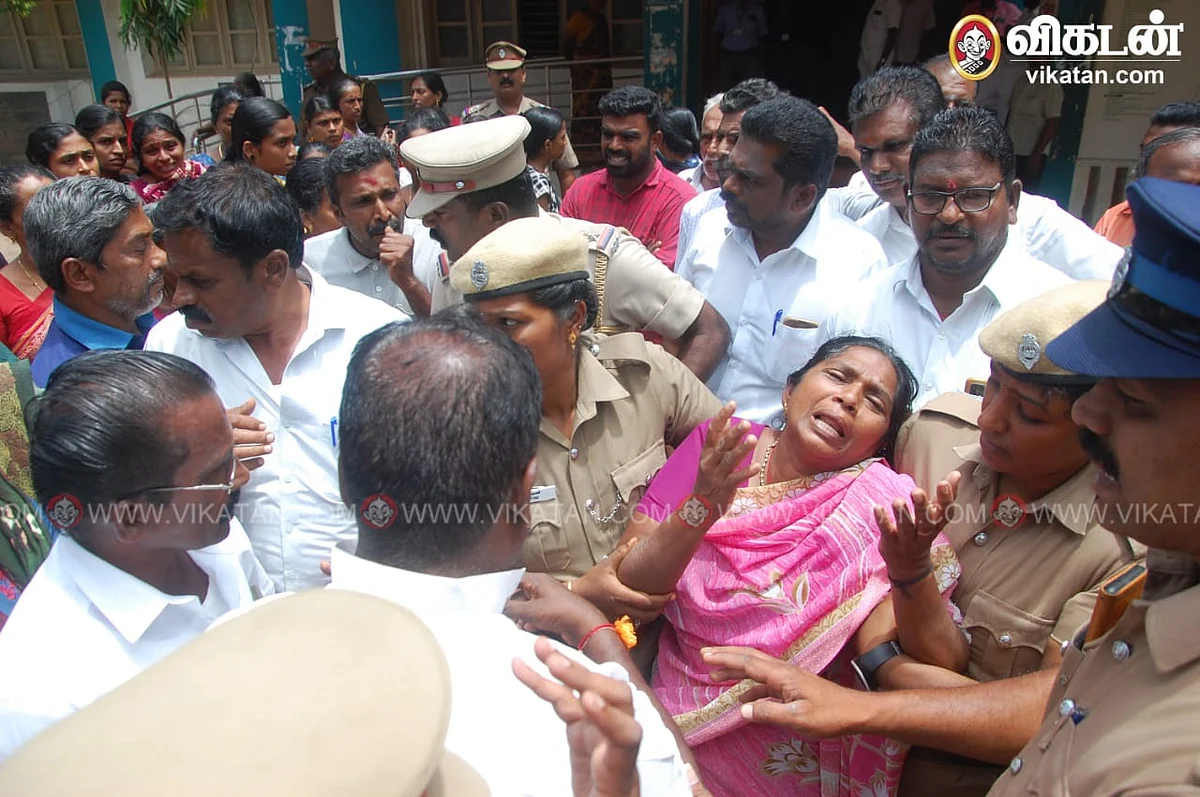 கலெக்டர் அலுவலகத்தில் புகாரளித்த தாய்
