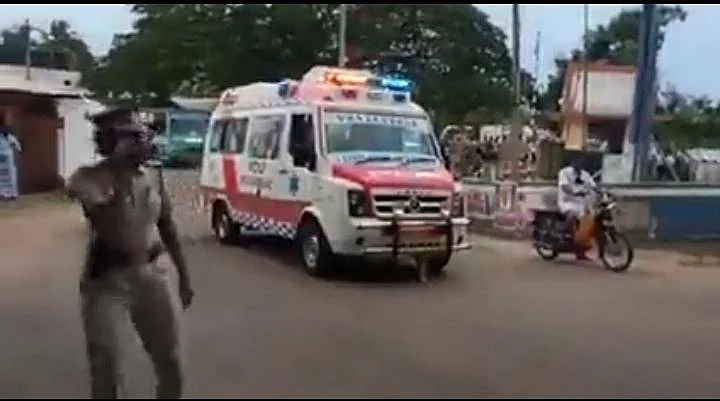 நிறுத்தப்பட்டிருக்கும் ஆம்புலன்ஸ்
