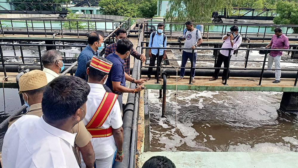 மாவட்ட ஆட்சியர் நேரில் ஆய்வு செய்தபோது....
