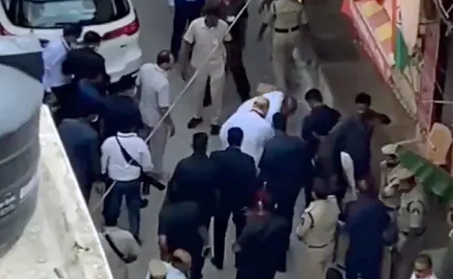 காலணியை கையால் எடுத்துக்கொடுத்த பாஜக மாநிலத் தலைவர்
