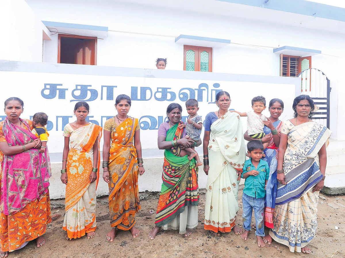 ஏக்கல் நத்தம் கிராம பெண்கள்