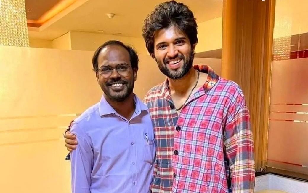 விஜய் தேவரகொண்டா அணிந்த ரூ.69,000 மதிப்புள்ள காஸ்ட்லி சட்டை; வைரலாகும் புகைப்படம்