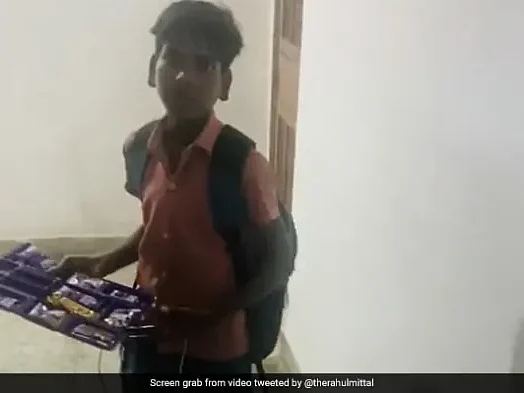 "அப்பாவுக்கு உடல்நலம் சரியில்லை; காலை பள்ளி, மாலை டெலிவரி வேலை" - வைரலான 7 வயது சிறுவனின் வீடியோ
