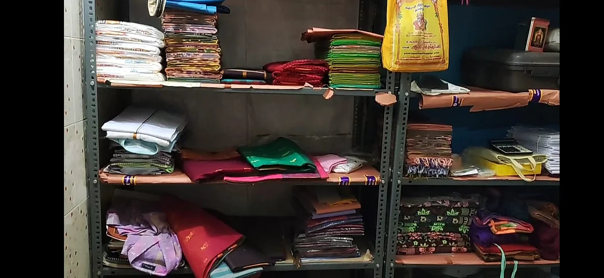 புடவைகள் திருட்டு