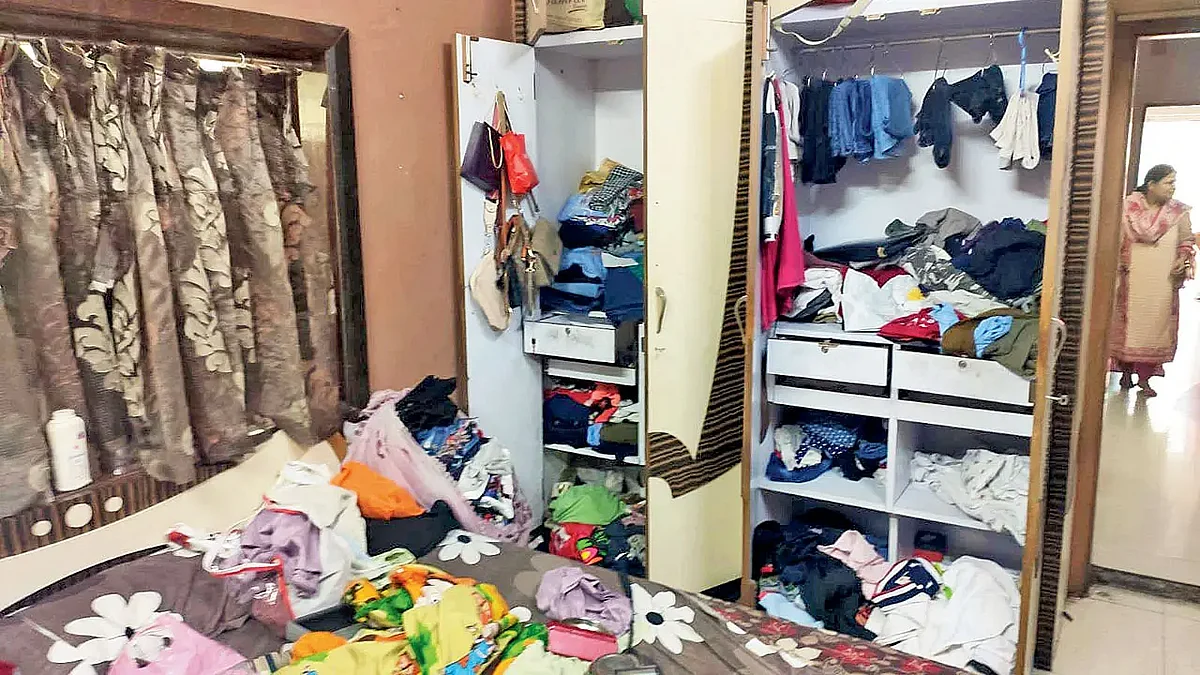 கொள்ளையடிக்கப்பட்ட பூசாரி வீடு