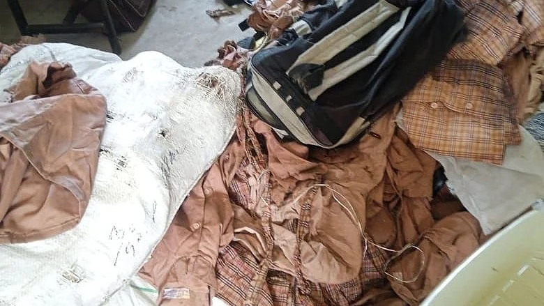 வீதியில் கிடந்த சீருடைகள்