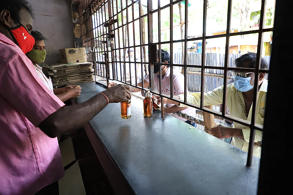 மதுவால் புனிதமானதா செல்லாத ரூபாய் நோட்டு? - 6 ஆண்டாக மௌனம் காட்டும் மத்திய அரசு!