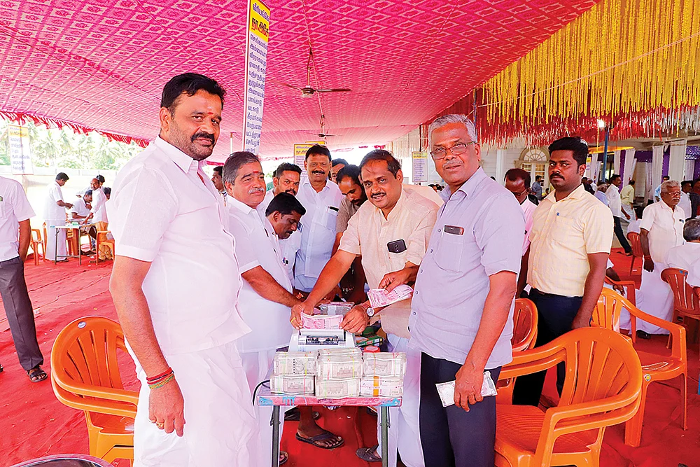 மொய் நோட்டும், ரப்பர் பேண்டும்தான் மிச்சம்!