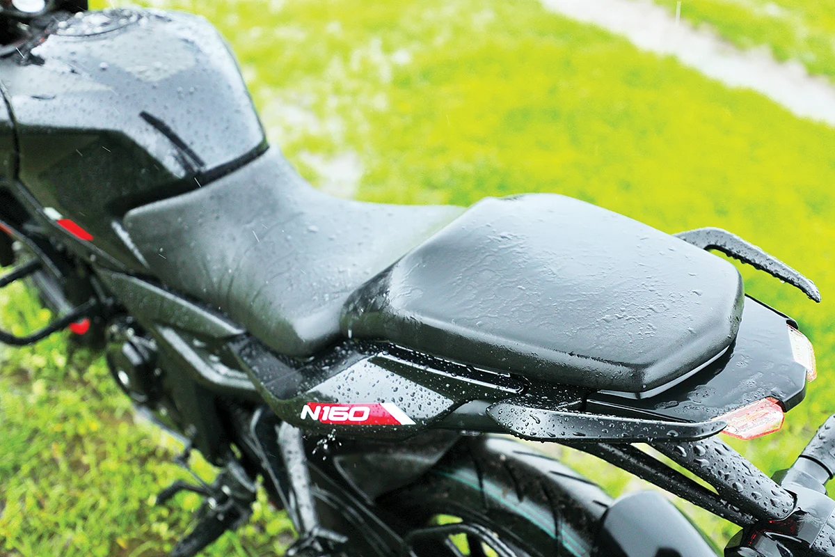 795மிமீ உயர சீட், 14 லிட்டர் டேங்க்... நல்ல கிரிப் கிடைக்கிறது.