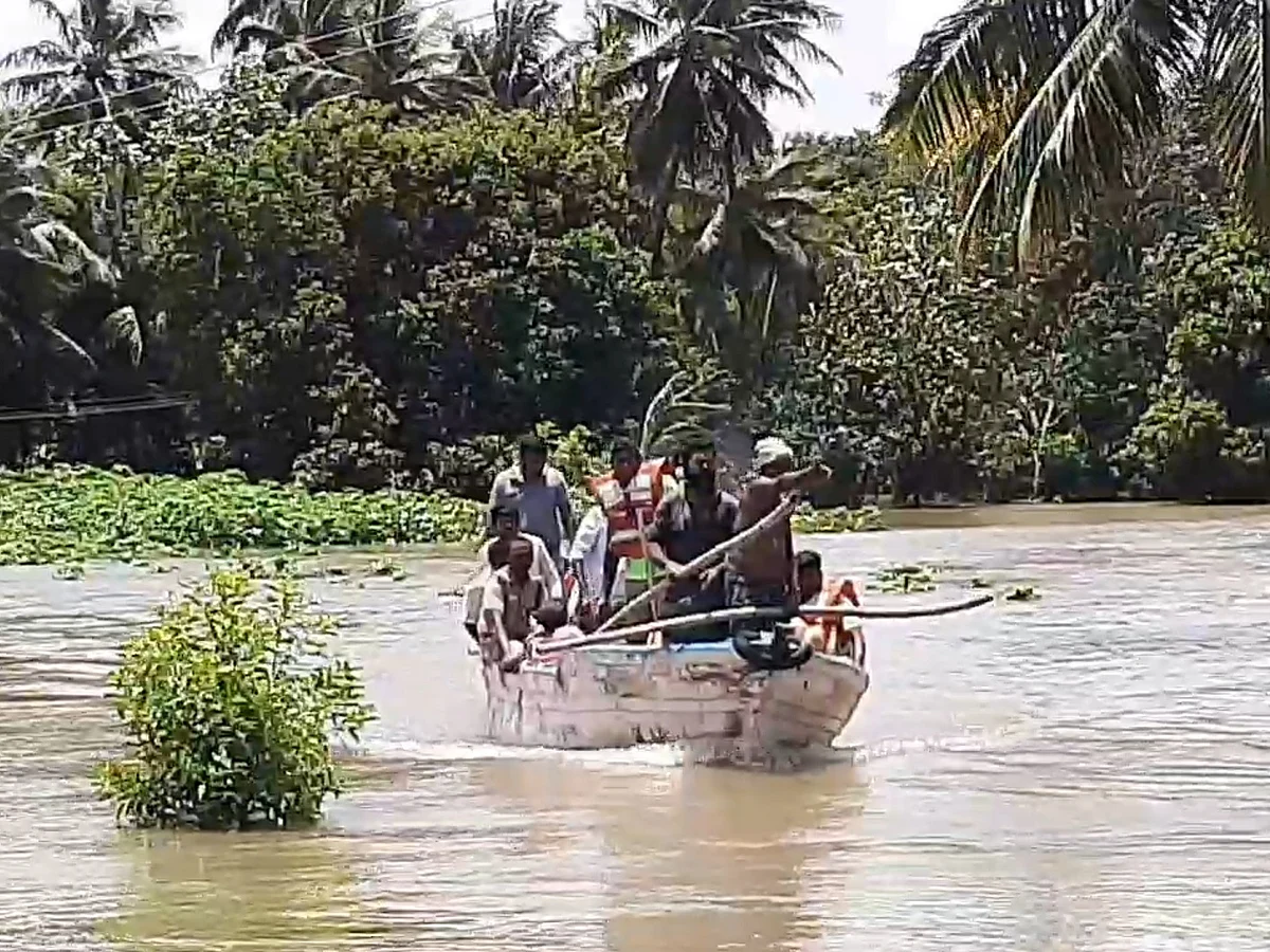 கொள்ளிடம்: கிராமங்களைச் சூழ்ந்த வெள்ளநீர் - ஆபத்தான நிலையிலும் வெளியேற மறுக்கும் மக்கள்!