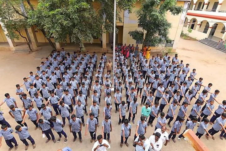 உறுதிமொழி எடுக்கும் மாணவர்கள்