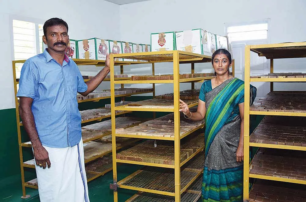 ஆட்டுப்பால், மூலிகைகளில் சோப்பு... மதிப்புக்கூட்டலில் மகத்தான வருமானம்... கலக்கும் ஈரோடு தம்பதி!