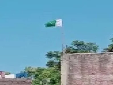 வீட்டு மாடியில் பாகிஸ்தான் கொடி... இளைஞரைக் கைதுசெய்த உ.பி போலீஸ்!