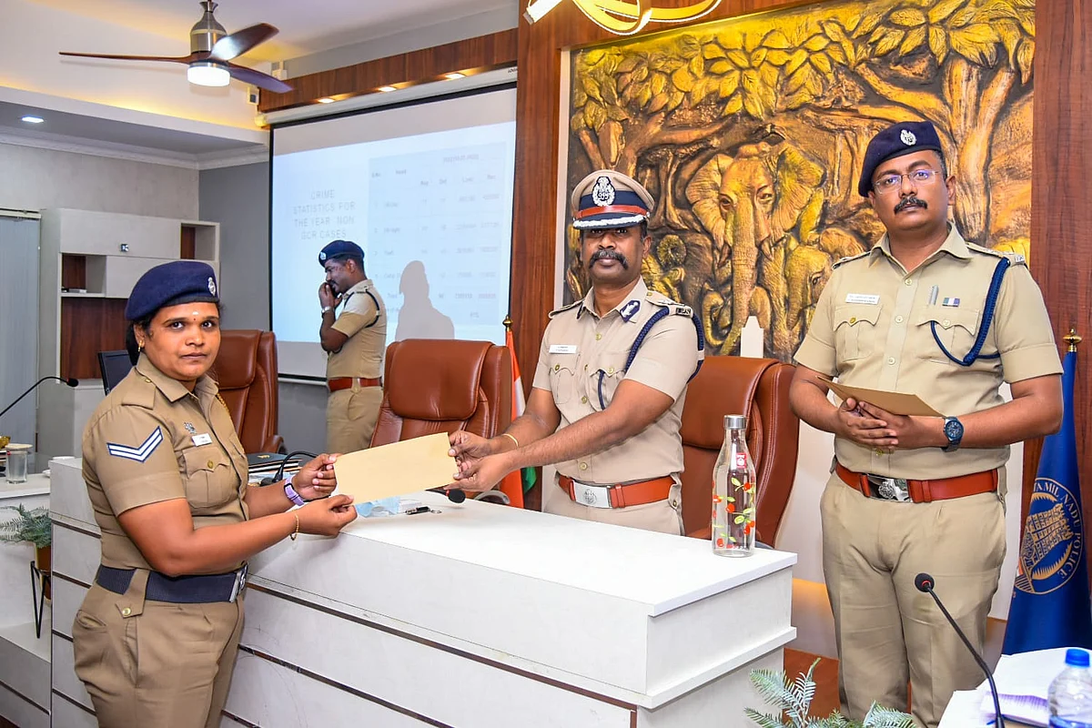 ஐ.ஜி, எஸ்.பியிடம் பாராட்டு பெறும்போது