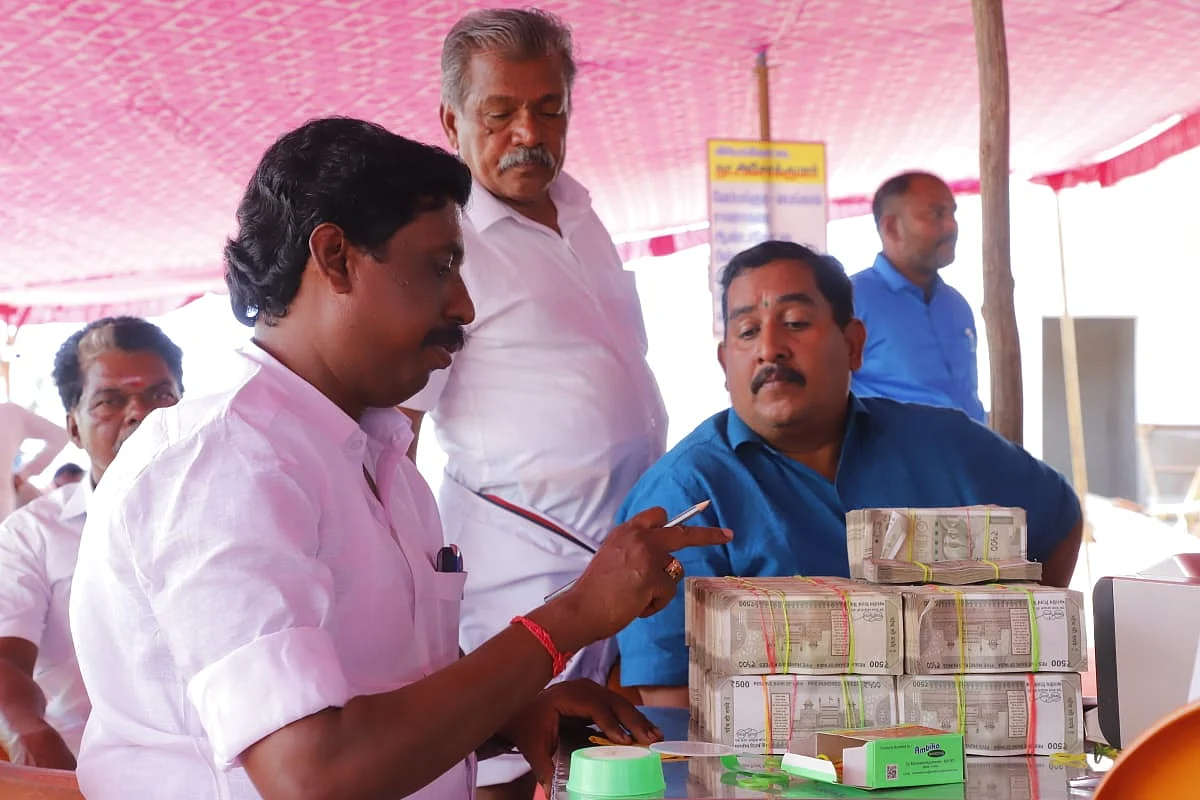 மொய் விருந்தில் வசூலான பணம்