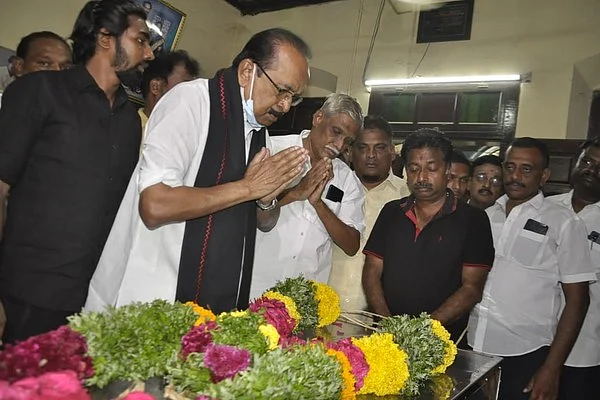 ம.தி.மு.க-வினருடன் அஞ்சலி செலுத்தும் வைகோ