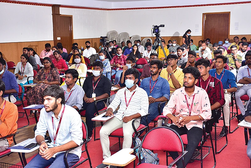 விகடன் மாணவப் பத்திரிகையாளர்கள் முகாம்!