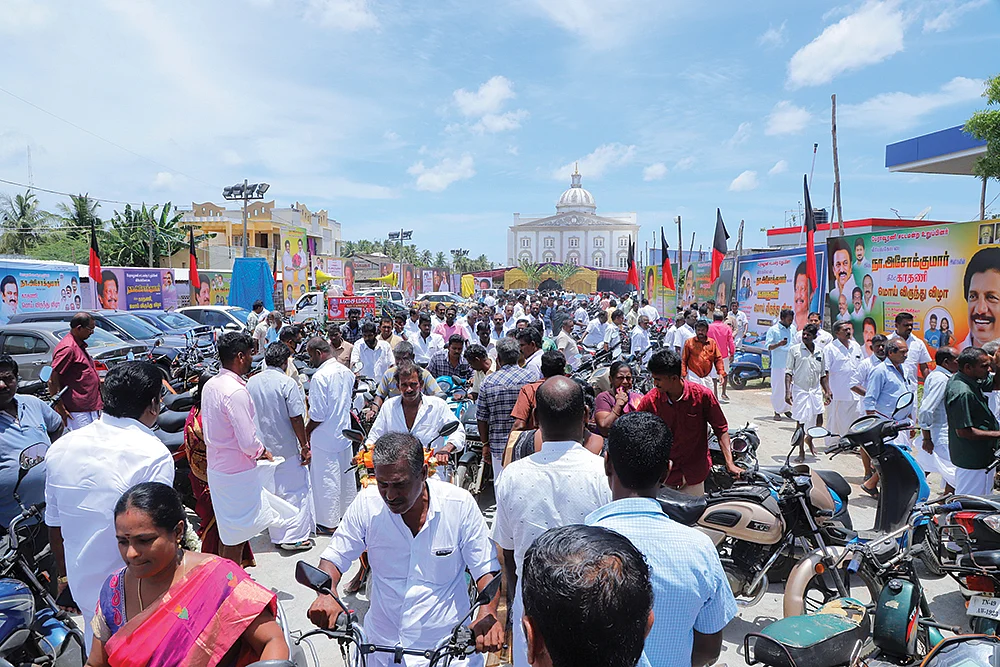மொய் நோட்டும், ரப்பர் பேண்டும்தான் மிச்சம்!