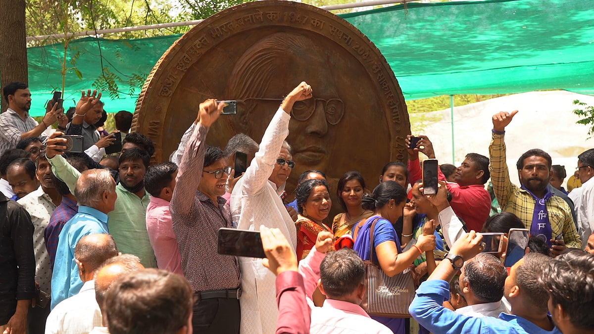 ஒரு டன்; புத்தர், அம்பேத்கர் உருவம் பொறிக்கப்பட்ட நாணயம்- தடுத்து நிறுத்தப்பட்ட பிரமாண்ட பாதயாத்திரை