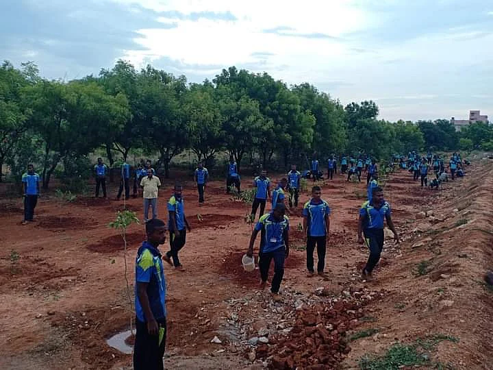 மரக்கன்றுகளை பராமரிக்கும் காவலர்கள்