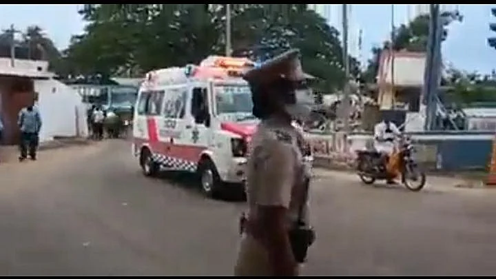 ஆம்புலன்ஸை நிறுத்தி வைத்திருக்கும் போலீஸ்