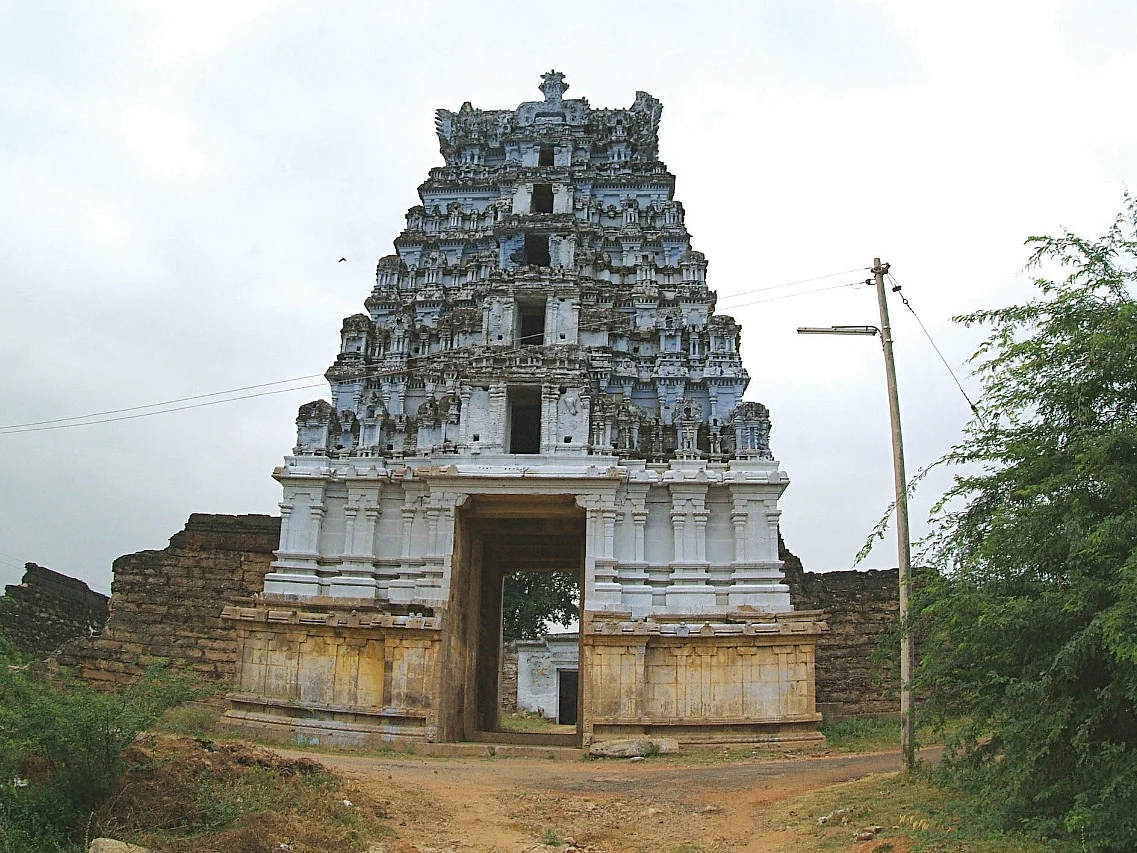 3 பிரகாரங்கள், 8 மண்டபங்கள், 900 ஆண்டுப் பழைமை; மணிமூர்த்தீஸ்வரம் உச்சிஷ்ட கணபதி!