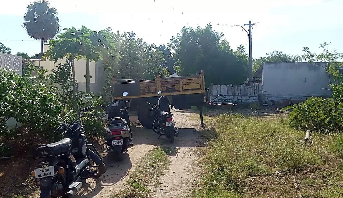 டிராக்டரை வைத்து வழி அடைப்பு