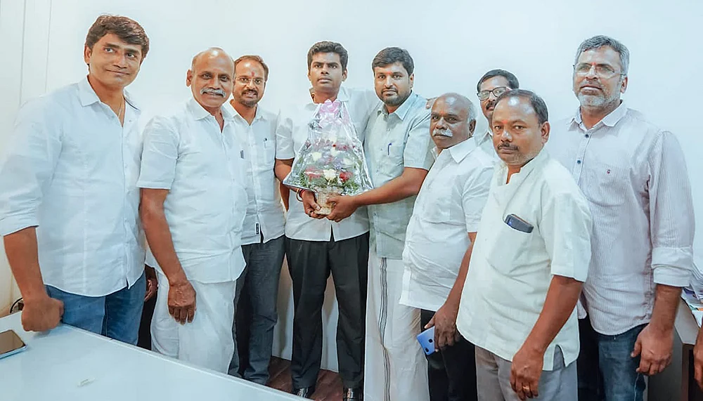 பா.ஜ.க-வில் இணைந்த தி.மு.க-வினர்