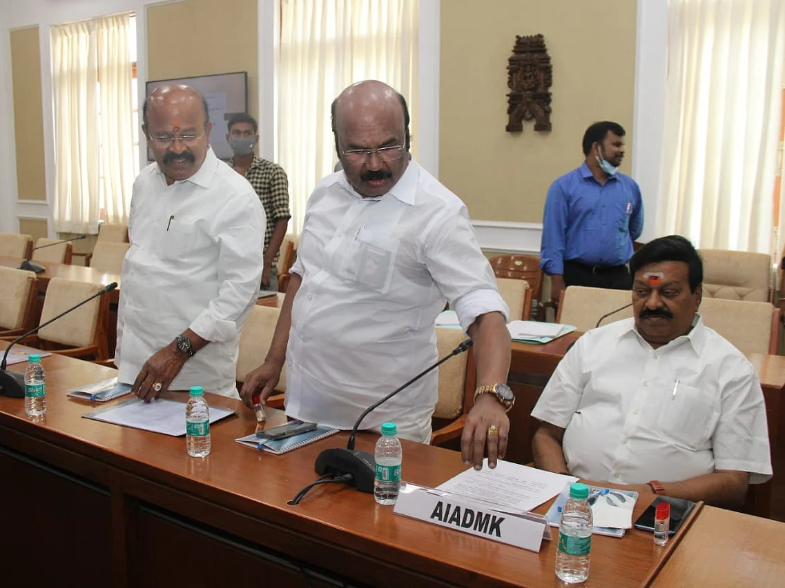 ``நாங்கதான் அதிமுக... அவர் எந்தக் கட்சி என்றே எங்களுக்குத் தெரியாது” - ஜெயக்குமார்