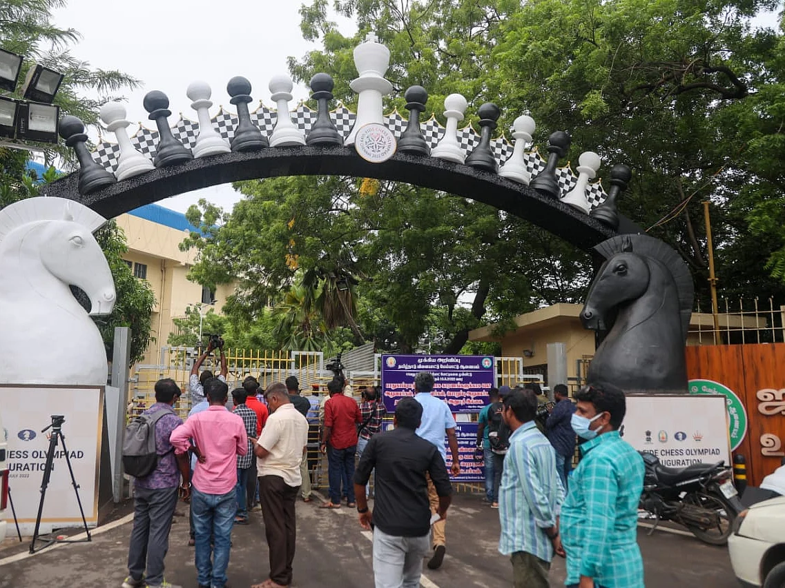 நேரு ஸ்டேடியம்: பாதுகாப்புப் பணியிலிருந்த காவலர் துப்பாக்கியால் சுட்டுத் தற்கொலை!