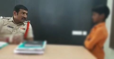 ``அம்மாவ அடிக்குறாரு; காப்பாத்துங்க!