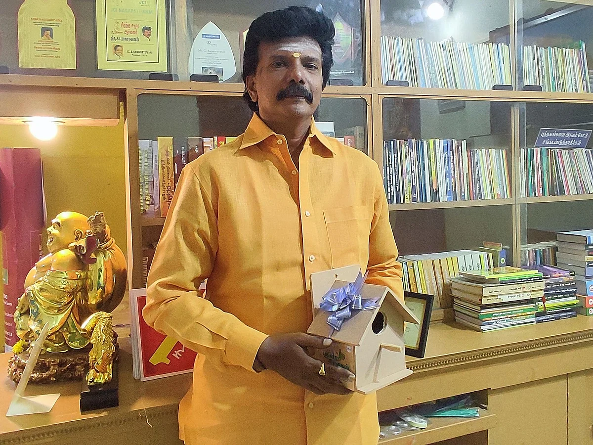 குருவிக்கூடுகளையே திருமண அழைப்பிதழாக மாற்றிய மனிதர்! வித்தியாசமான ஒரு முயற்சி!