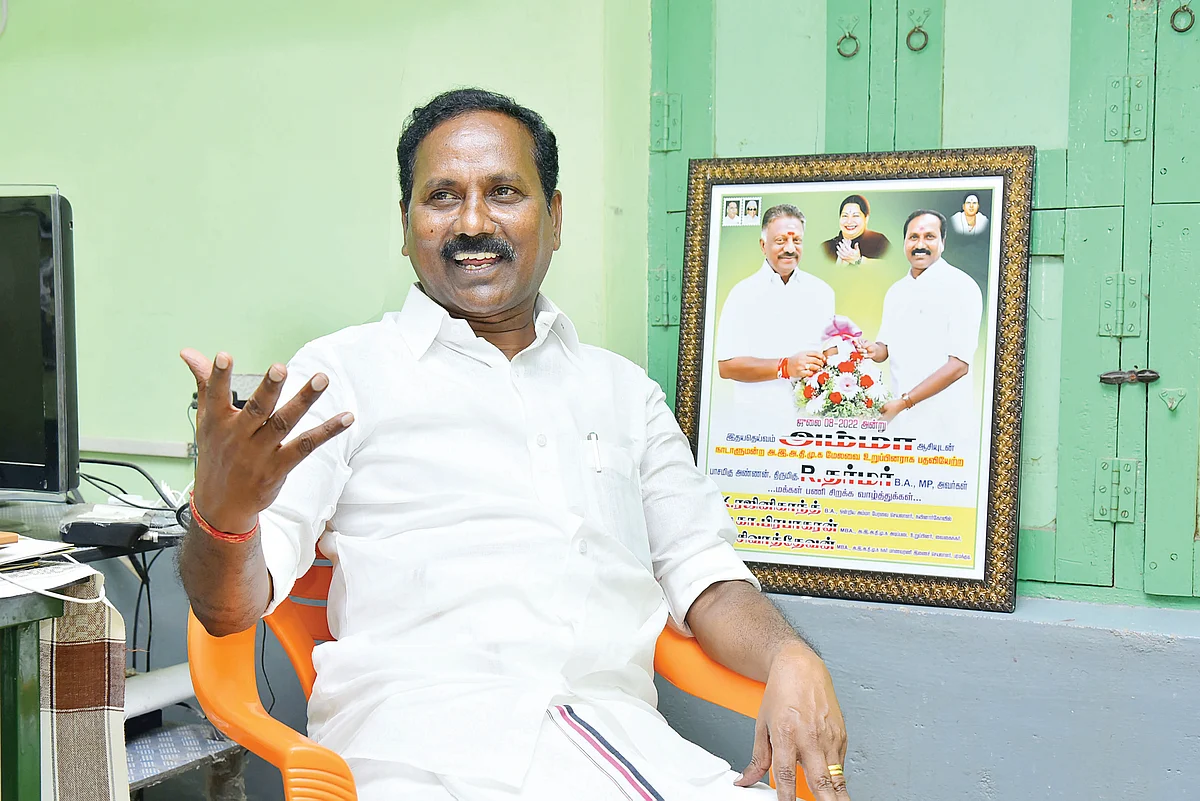 ``அண்ணன் எடப்பாடி, அவரின் சமூகம் சார்ந்தே இயங்குகிறார்...” - போட்டுத் தாக்கும் எம்.பி தர்மர்