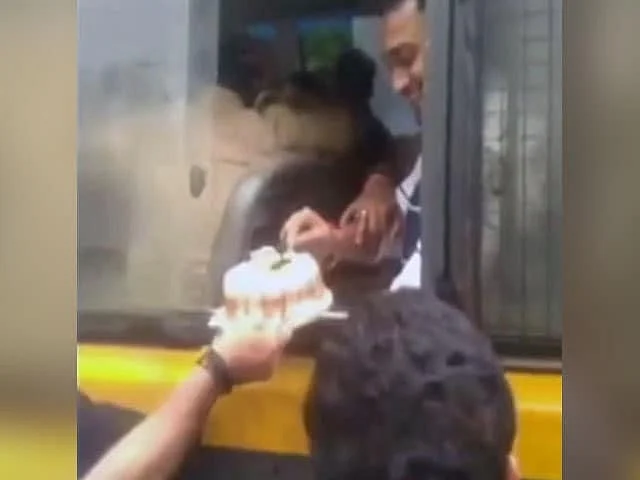 வேனில் இருந்தபடி கேக் வெட்டிய கைதி