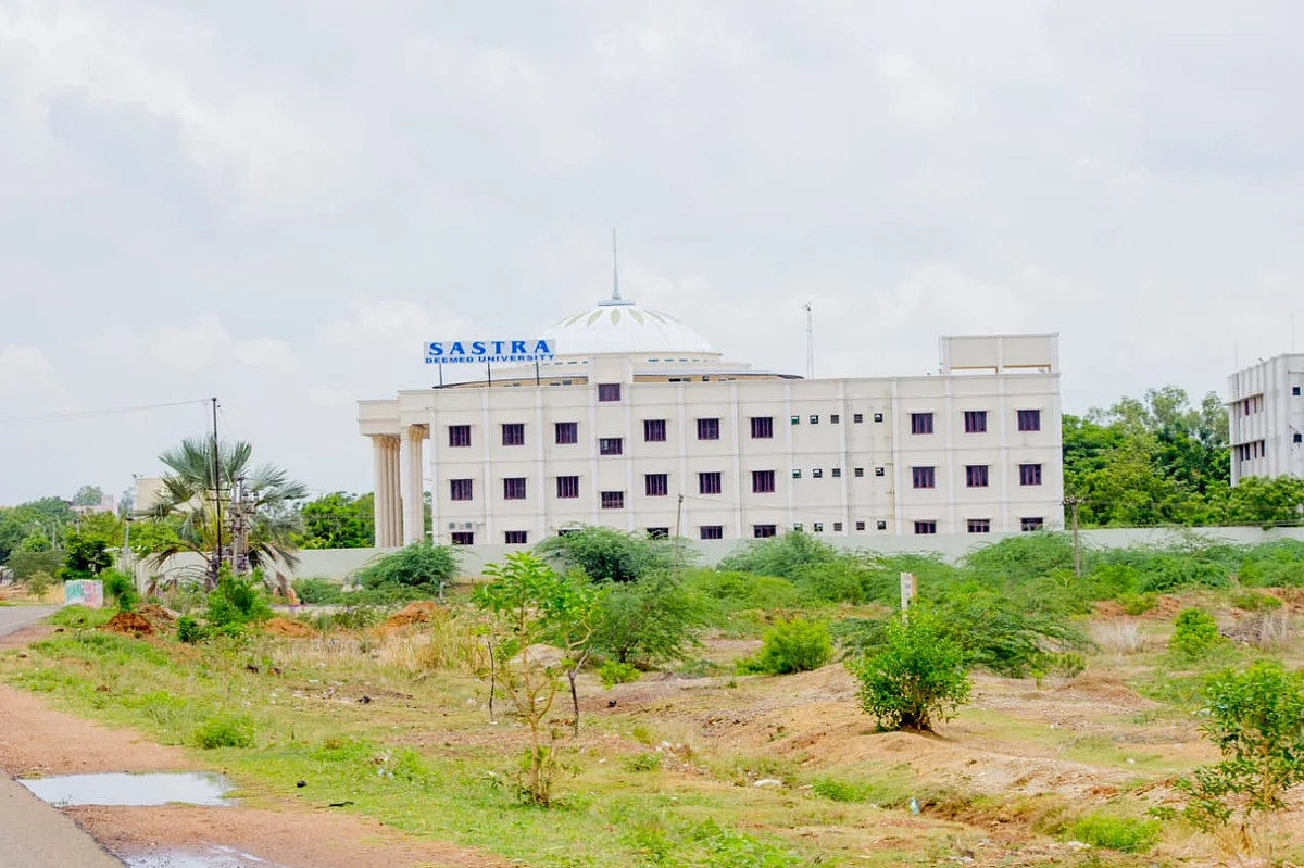 ஆக்கிரமிப்பு இடத்தில் கட்டப்பட்டுள்ள கட்டடம்