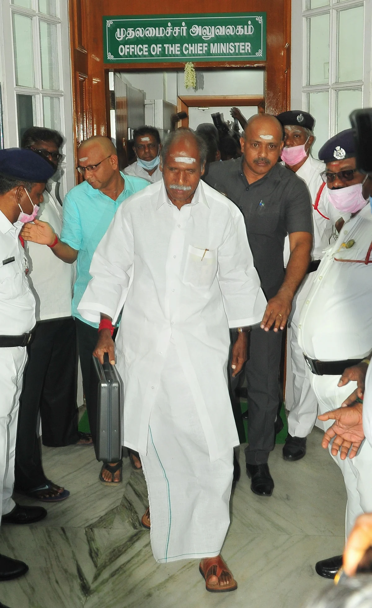 பட்ஜெட் தாக்கல் செய்ய வந்த முதல்வர் ரங்கசாமி