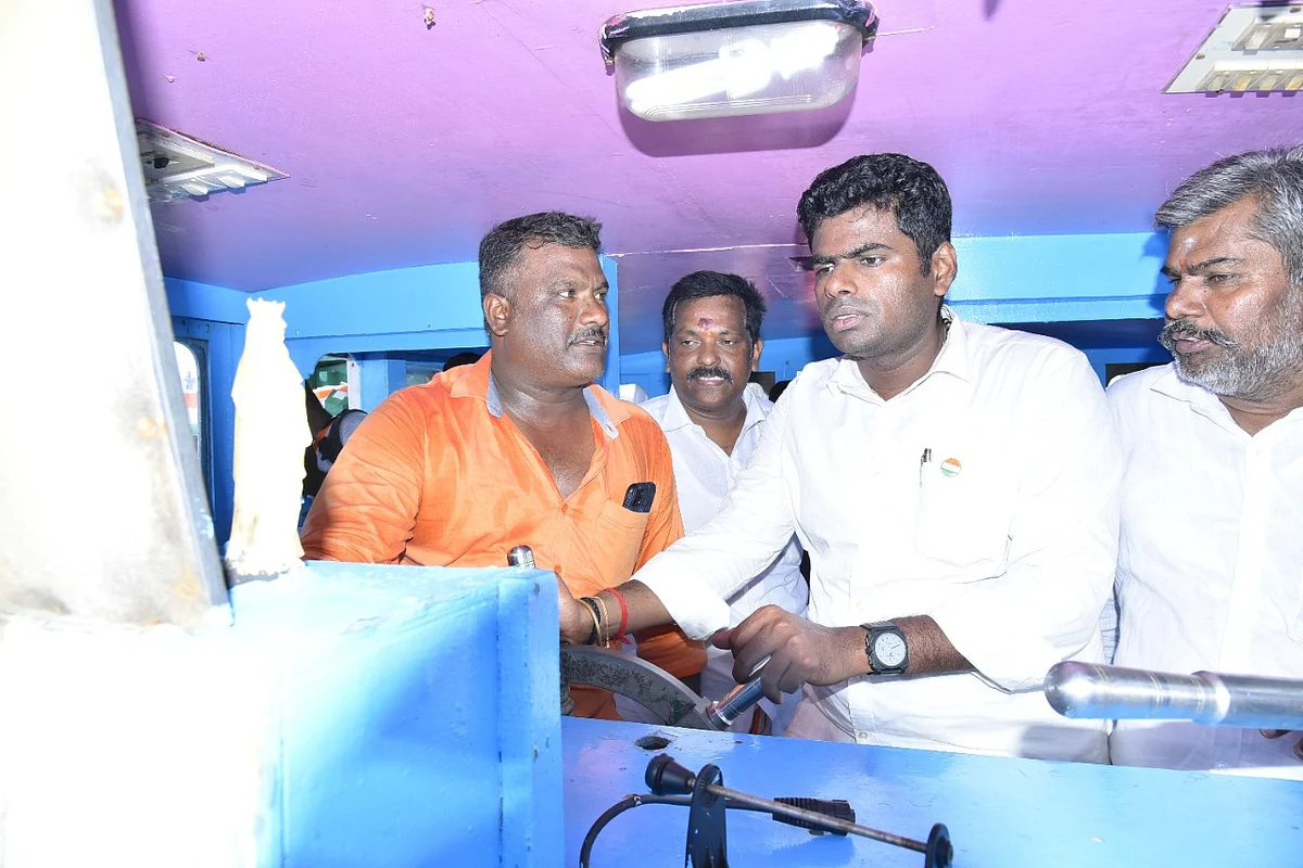 விசைப்படகை ஓட்டிய அண்ணாமலை