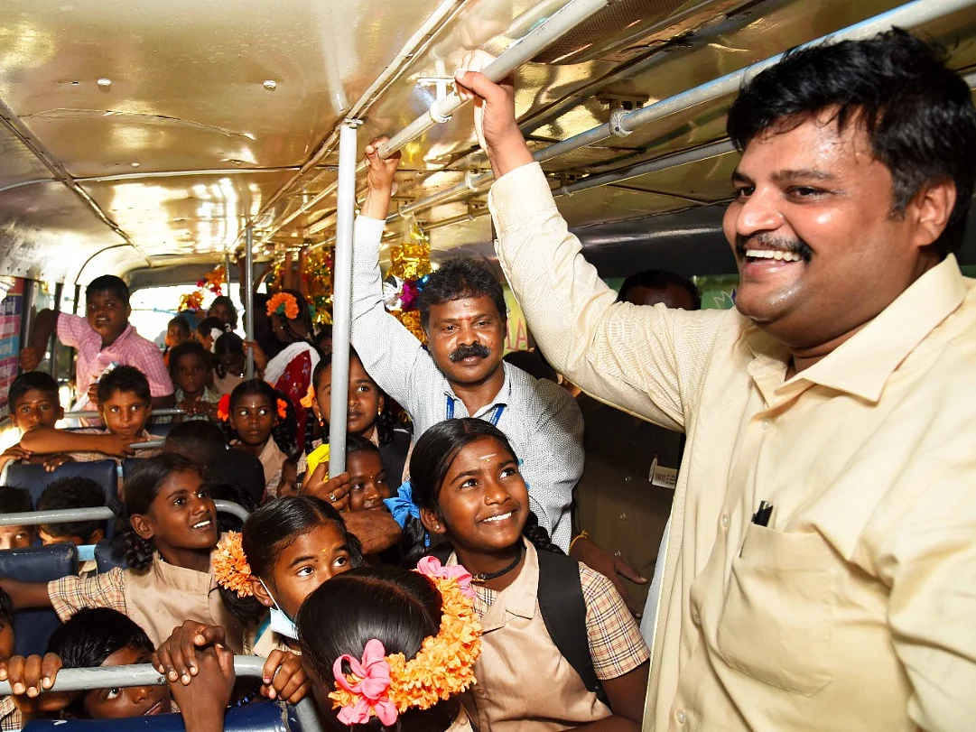பள்ளி செல்லாத 25 குழந்தைகள்; பேருந்தில் ஏற்றி மீண்டும் வகுப்பறையில் சேர்த்த ஆட்சியர்!