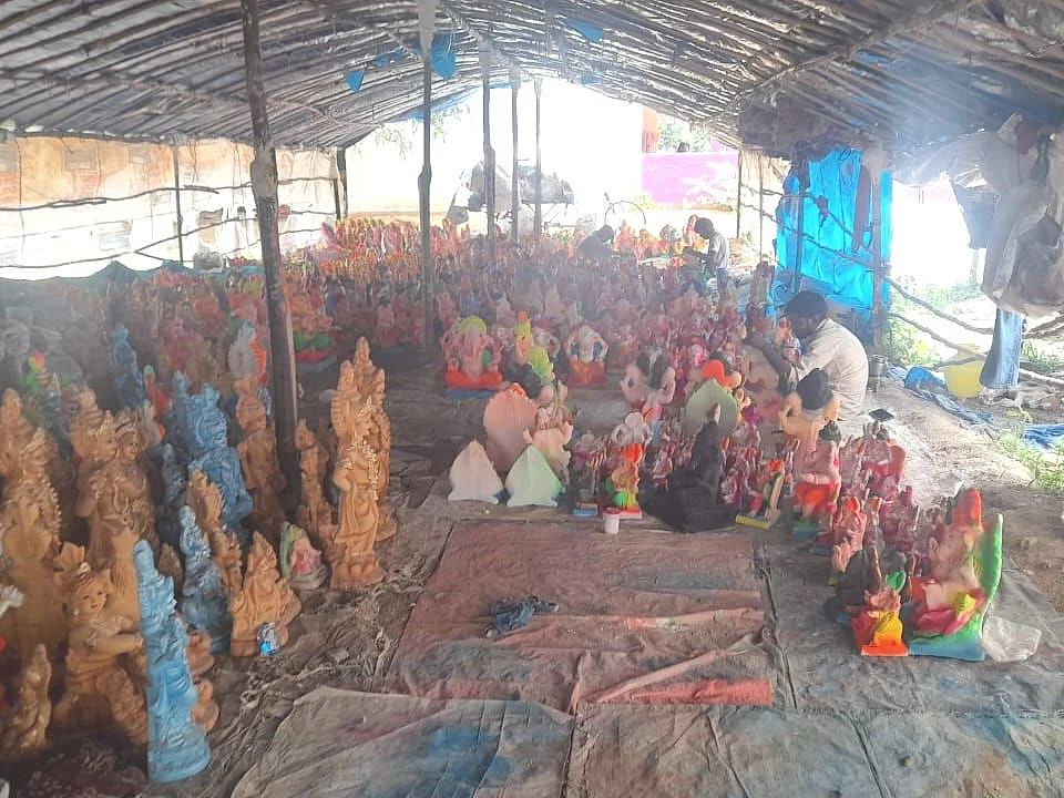 கொரோனா முடக்கிய தொழில்; இயல்புநிலை திரும்பியதால் விநாயகர் சிலைத் தயாரிப்புத் தொழிலாளிகள் உருக்கம்!