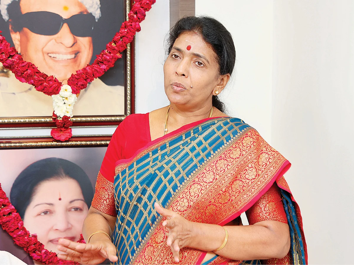 ஓ.பி.எஸ் தனிக்கட்சி ஆரம்பித்து கொள்ளலாம்! - கோகுல இந்திரா அட்வைஸ்!